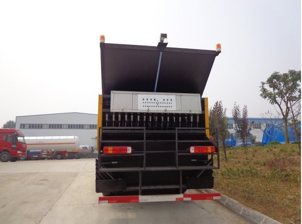 Sinotruk 10000L Intelligentized Rubber Asphalt Synchronous Chip Sealer Truck