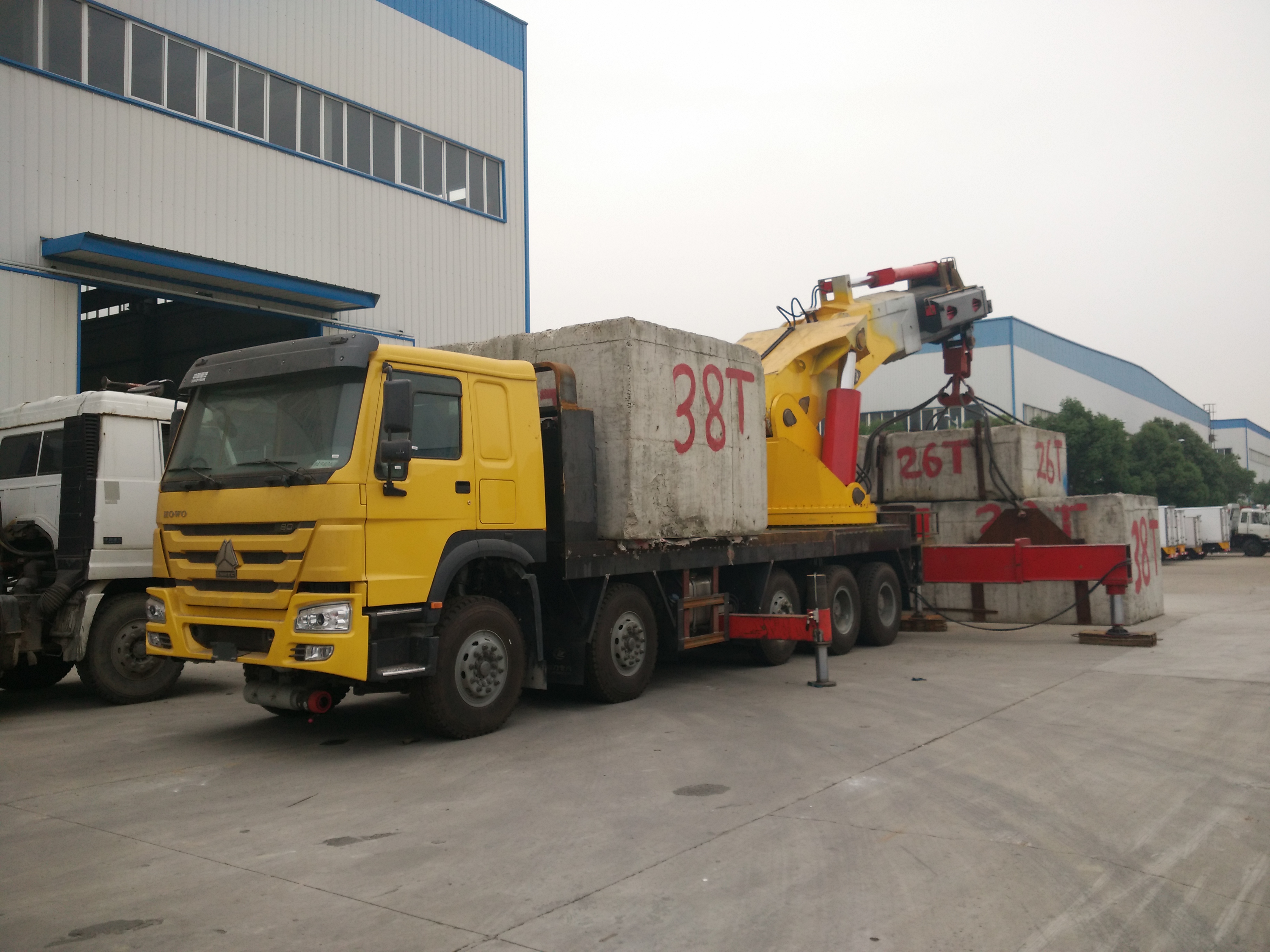 CLW Heavy duty truck with crane clwvehicle