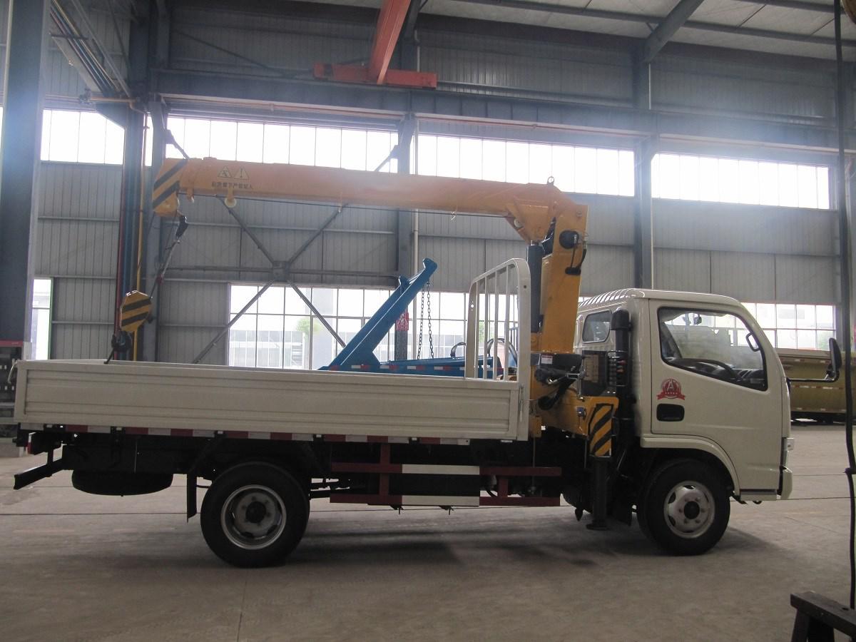 Dongfeng 4X2 120HP 3.2T Cargo Truck Mounted Crane