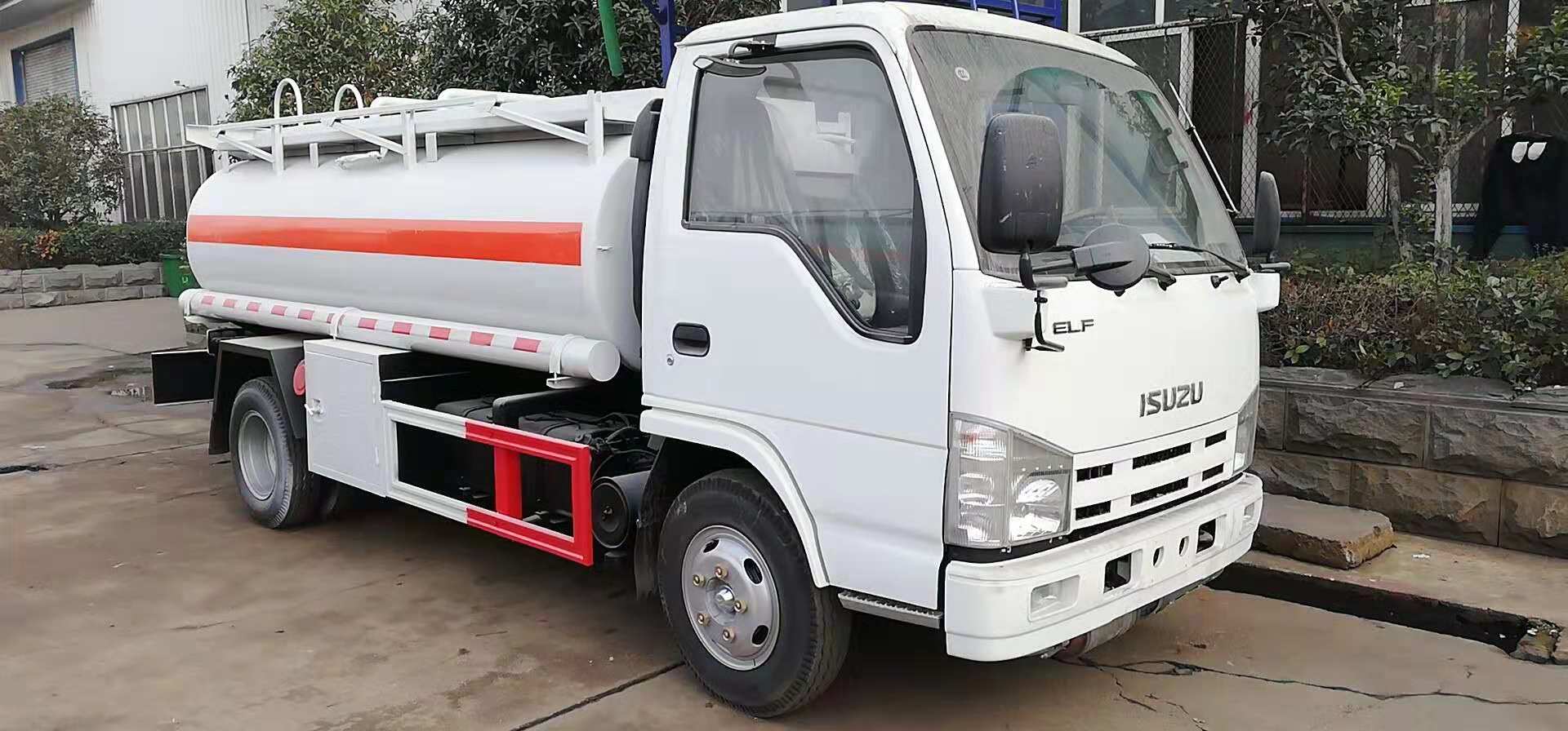 Japan Brand 5000 Liters Fuel Tanker Truck for Refueling