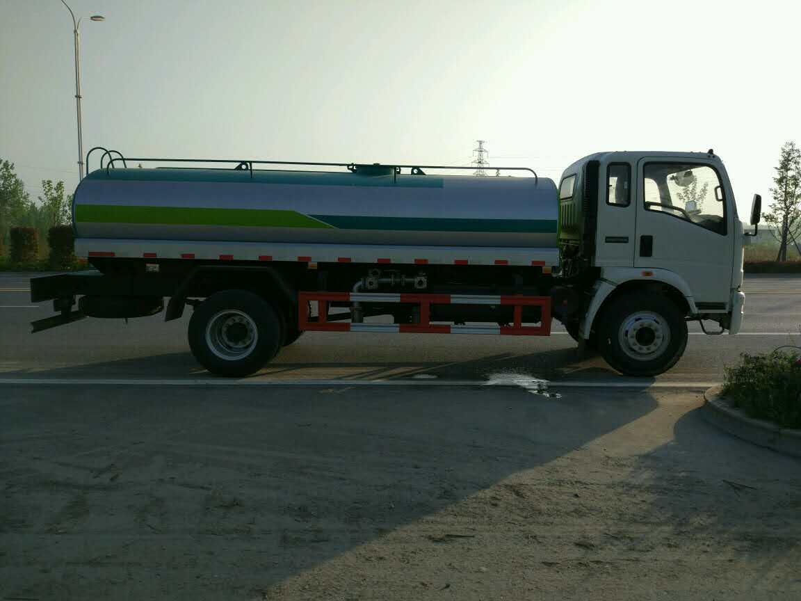 Sinotruk Howo New Condition 10cbm Water Spraying Truck Water Tank Truck