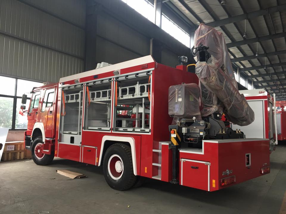 4x2 Japanese Brand 10T Knuckle Crane Fire Rescue Truck 