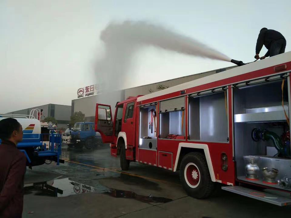 Japan Brand 4X2 6m3 Water Tank Fire Fighting Truck