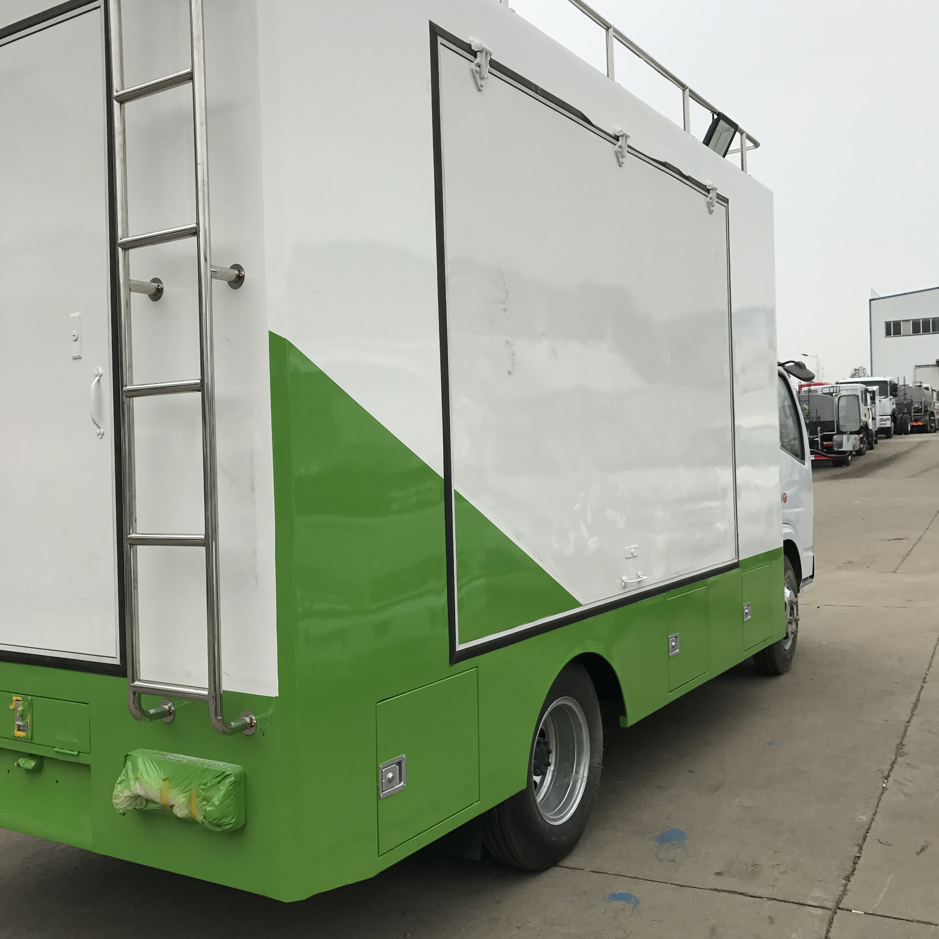 Dongfeng 3300 Mm Wheelbase Box Van with Kitchen Equipment Food Truck for Sale
